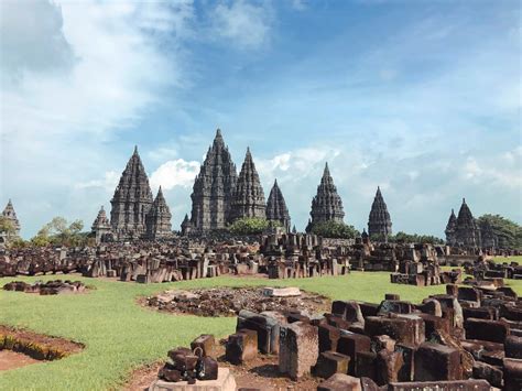 Prambanan Temple: En Monumental Hyllning Till Hinduiska Gudar och Intrikata Detaljer