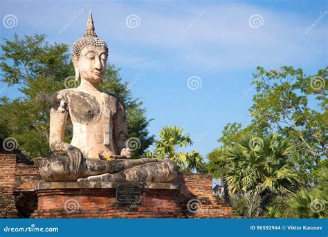 Sukhothai Buddha: En ikonisk skulptur i trä som förkroppsligar en andlig transcendens!